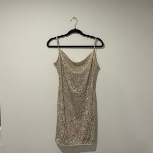 Beautiful sequence gold dress! In size xs, purchased a few years ago.